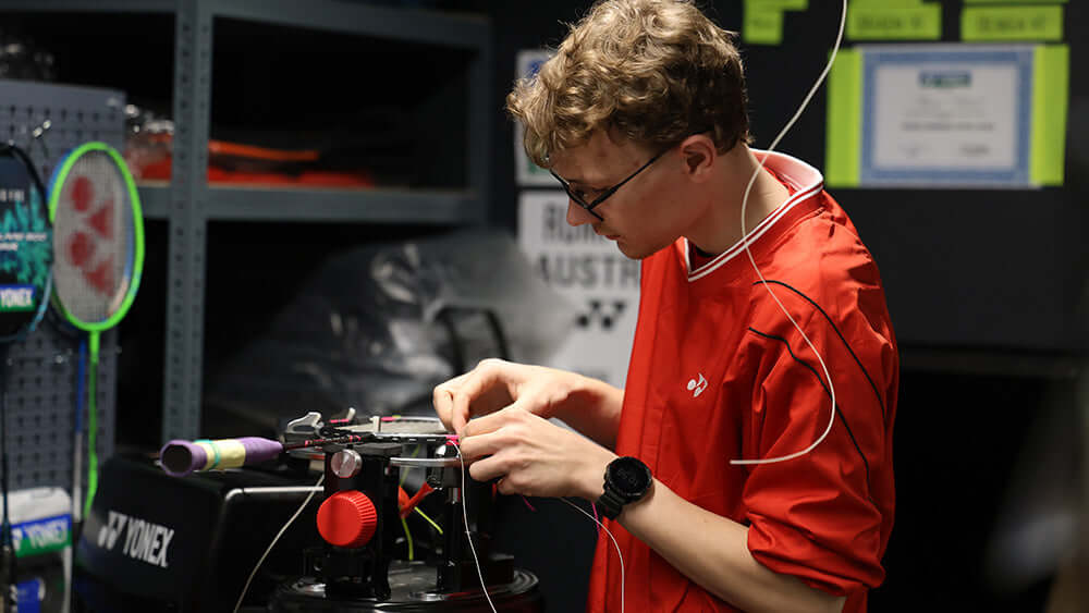 Wie oft sollte man einen Badmintonschläger neu bespannen?